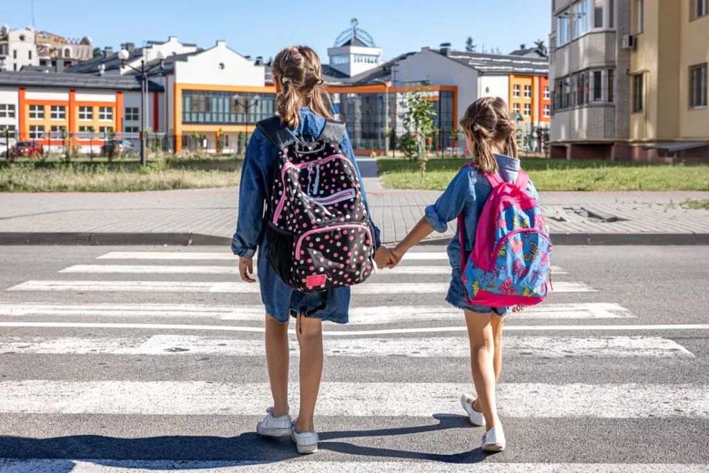Dwie uczennice idą razem do szkoły
